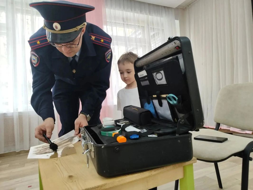 В Чебоксарах рамках акции «Полиция и дети», а также в преддверии Дня отца дошколята познакомились с профессией эксперта-криминалиста В Чебоксарах рамках акции «Полиция и дети», а также в преддверии Дня отца дошколята познакомились с профессией эксперта-криминалиста