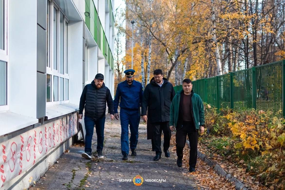 Первый зампрокурора Чувашии Михаил Шпаков вместе с главой г.Чебоксары Станиславом Трофимовым проверил ход капремонта образовательных учреждений столицы Первый зампрокурора Чувашии Михаил Шпаков вместе с главой г.Чебоксары Станиславом Трофимовым проверил ход капремонта образовательных учреждений столицы