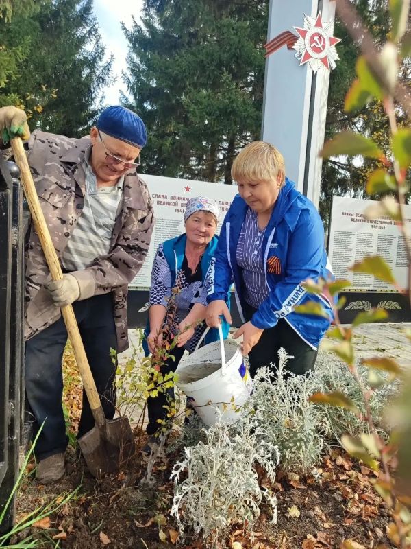 В Шумерлинском округе высадили Аллею памяти В Шумерлинском округе высадили Аллею памяти
