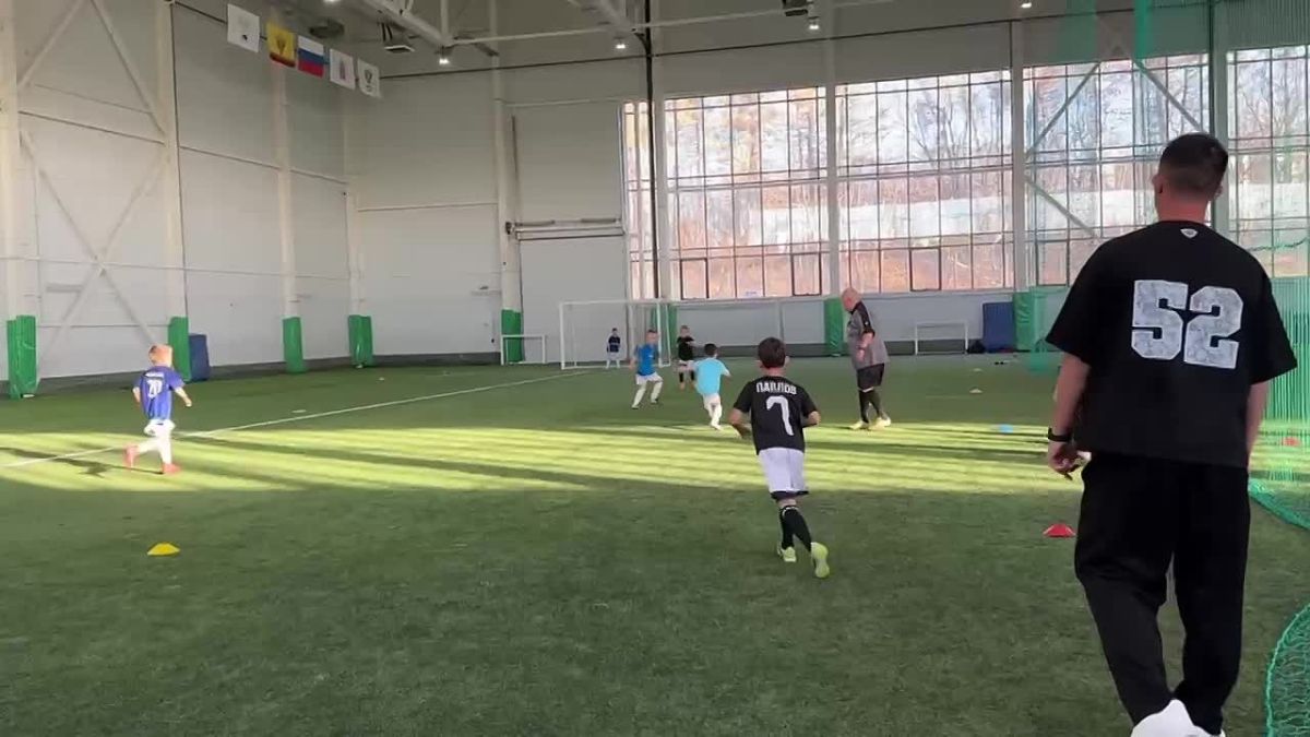 Крытый манеж стадиона «Труд» превратился в арену сражений юных футболистов, которые боролись за награды турнира, посвященного Дню отца
