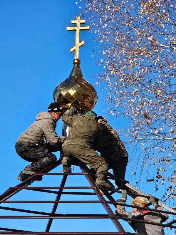 В деревне Арабоси на строящейся часовне установили освященный купол В деревне Арабоси на строящейся часовне установили освященный купол