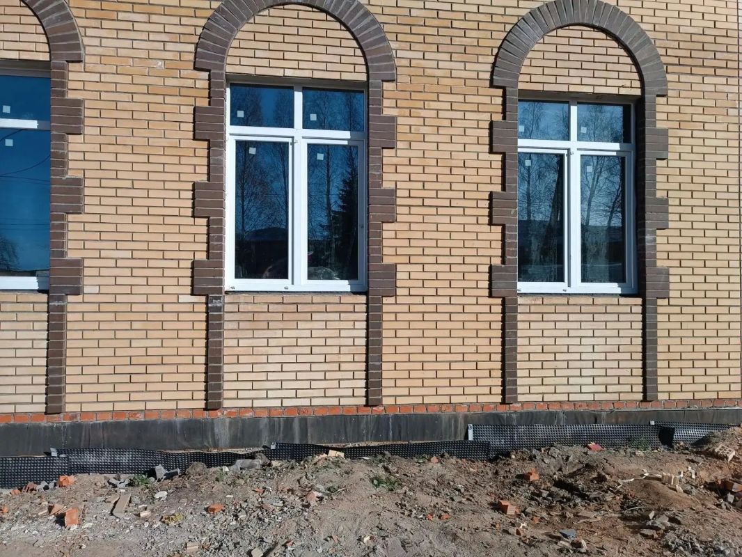 Каркас готов – и строители Дома культуры в селе Большая Выла Аликовского округа на 100 мест приступили к внутренней отделке и обустройству инженерных сетей