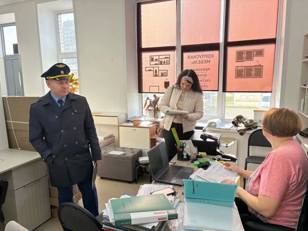 Нет «серым» зарплатам! В Новочебоксарске прошел рейд с участием заместителя прокурора города Владимира Ягудина и главы клиентской службы регионального отделения Соцфонда Алены Беркутовой Нет «серым» зарплатам! В Новочебоксарске прошел рейд с участием заместителя прокурора города Владимира Ягудина и главы клиентской службы регионального отделения Соцфонда Алены Беркутовой