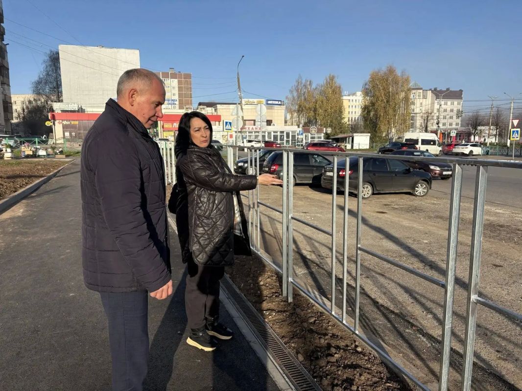 Эту пешеходную зону рядом с ТЦ «Экспресс» я обещал привести в порядок еще весной, во время выездной встречи с жителями