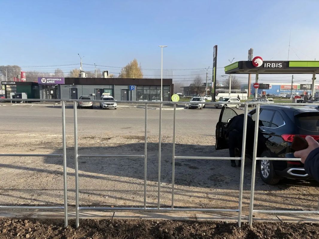 Эту пешеходную зону рядом с ТЦ «Экспресс» я обещал привести в порядок еще весной, во время выездной встречи с жителями Эту пешеходную зону рядом с ТЦ «Экспресс» я обещал привести в порядок еще весной, во время выездной встречи с жителями