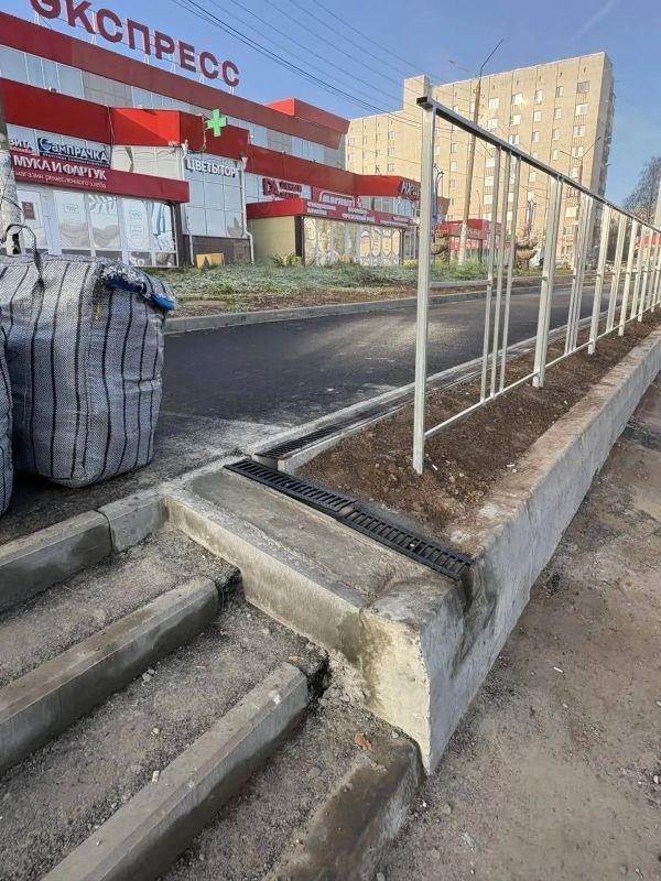 Эту пешеходную зону рядом с ТЦ «Экспресс» я обещал привести в порядок еще весной, во время выездной встречи с жителями Эту пешеходную зону рядом с ТЦ «Экспресс» я обещал привести в порядок еще весной, во время выездной встречи с жителями