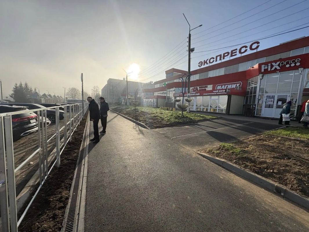 Эту пешеходную зону рядом с ТЦ «Экспресс» я обещал привести в порядок еще весной, во время выездной встречи с жителями Эту пешеходную зону рядом с ТЦ «Экспресс» я обещал привести в порядок еще весной, во время выездной встречи с жителями