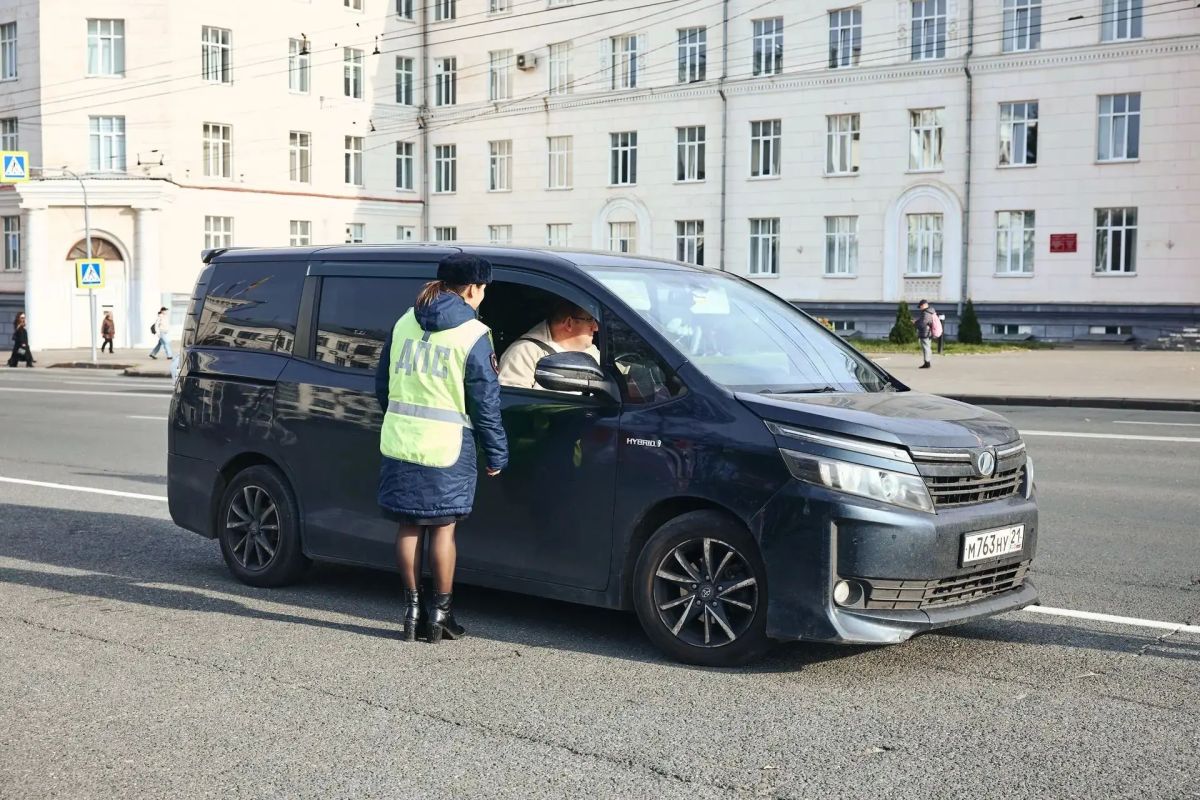 Поздравления вместо привычного приветствия: в Чебоксарах автоинспекторы вышли на дорогу с праздничной акцией Поздравления вместо привычного приветствия: в Чебоксарах автоинспекторы вышли на дорогу с праздничной акцией