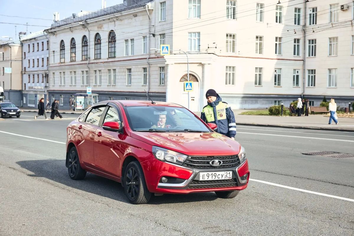Поздравления вместо привычного приветствия: в Чебоксарах автоинспекторы вышли на дорогу с праздничной акцией