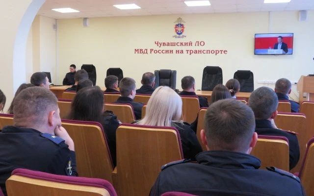 В Чувашском ЛО МВД России на транспорте в рамках ЕДГПИ показали видеолекцию Владимира Мединского ко Дню народного единства