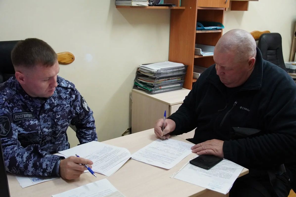 В Чебоксарах офицеры регионального управления Росгвардии передали очередную партию оружия в зону СВО В Чебоксарах офицеры регионального управления Росгвардии передали очередную партию оружия в зону СВО