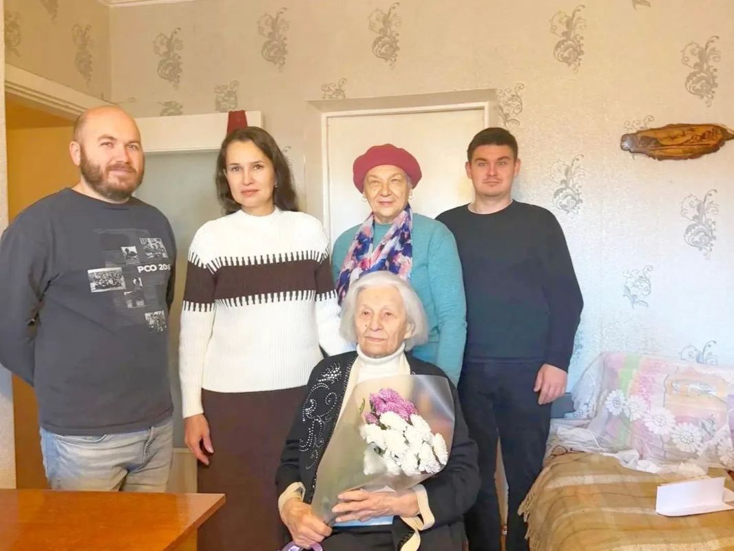 В Чебоксарах поздравили с 96-летием ветерана труда и труженицу тыла Тамару Логинову