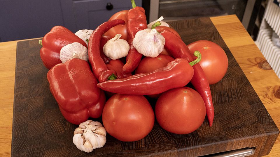Секреты приготовления вкусной аджики на зиму