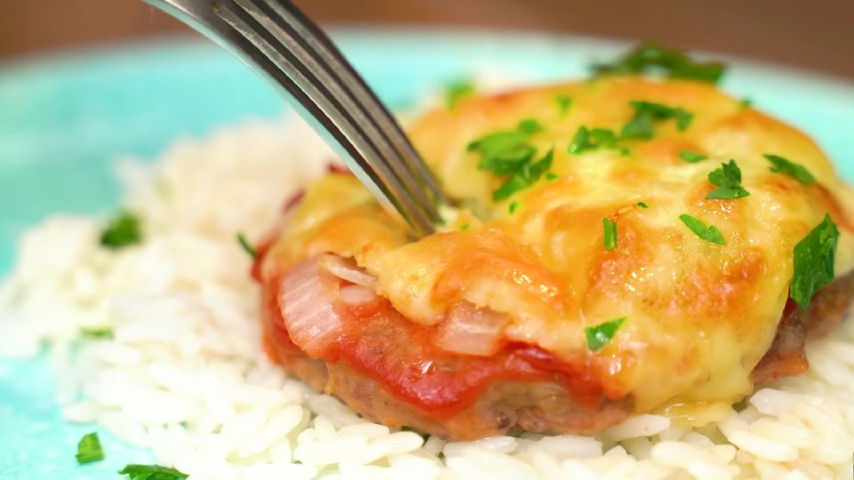 Котлеты «под шубой»: необычный и простой рецепт вкусного горячего