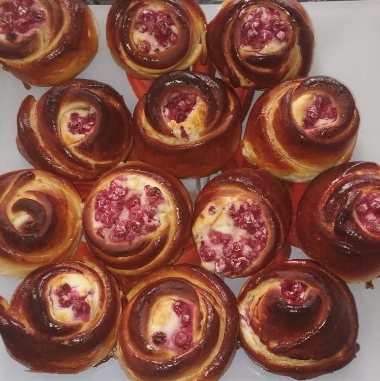 Сладкие объятья: булочки-розы с творогом и вареньем