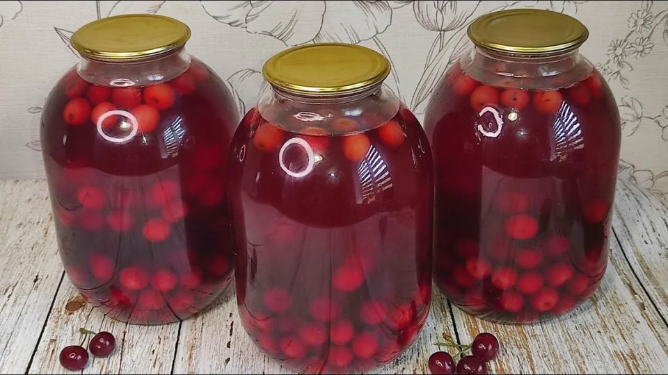 Такая вишня опасна: какие продукты нельзя закатывать в банки и долго хранить