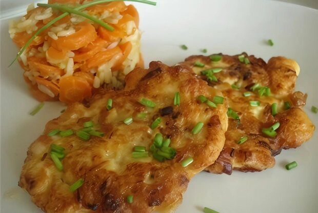 Нежные куриные оладьи с чесноком: быстро и вкусно