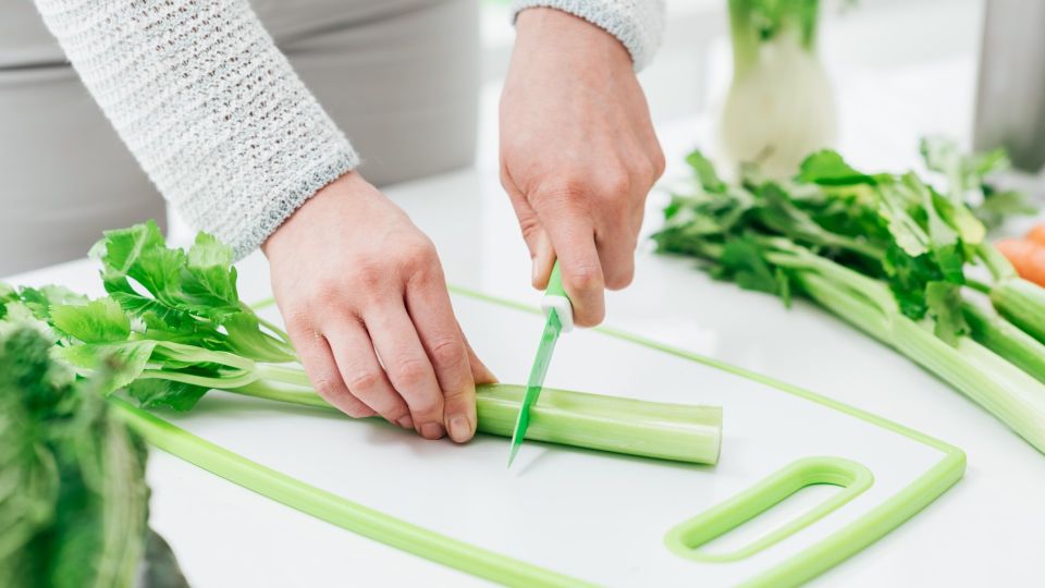 Сельдерей еще долго не засохнет: вот как его хранят умные хозяйки