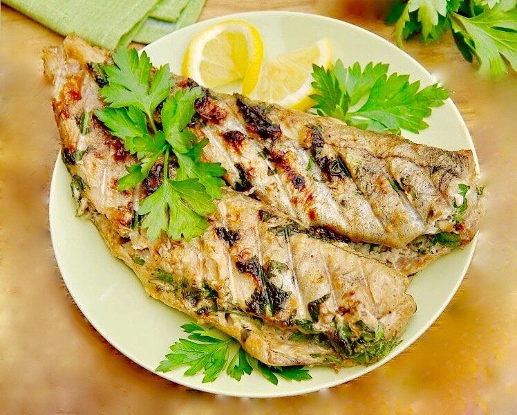 Идеальные рецепты для мангала: минтай в яблочном маринаде и карп в чесночных листьях